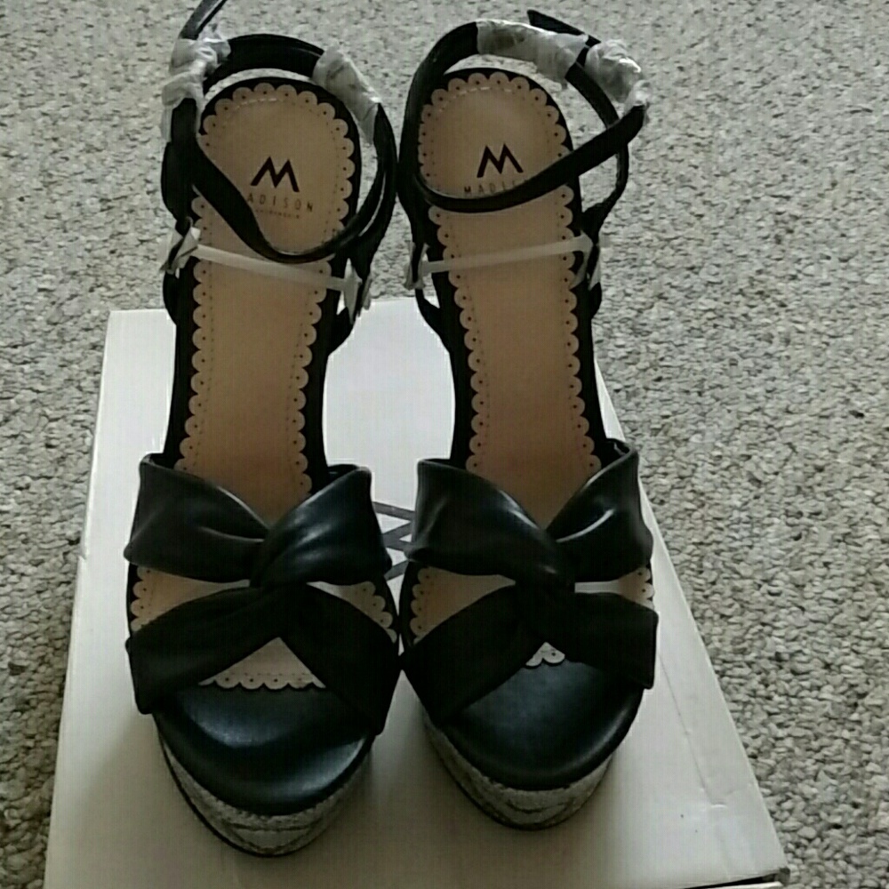 Women black snake skin shoes