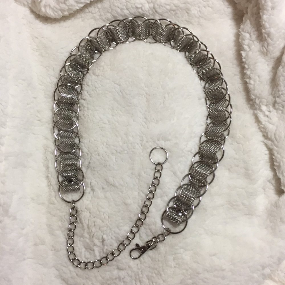 Silver-tone metal and metal mesh link belt. Size S
