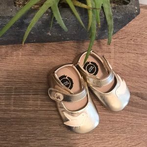 NWOT 6-12 month Livie & Luca gold velcro