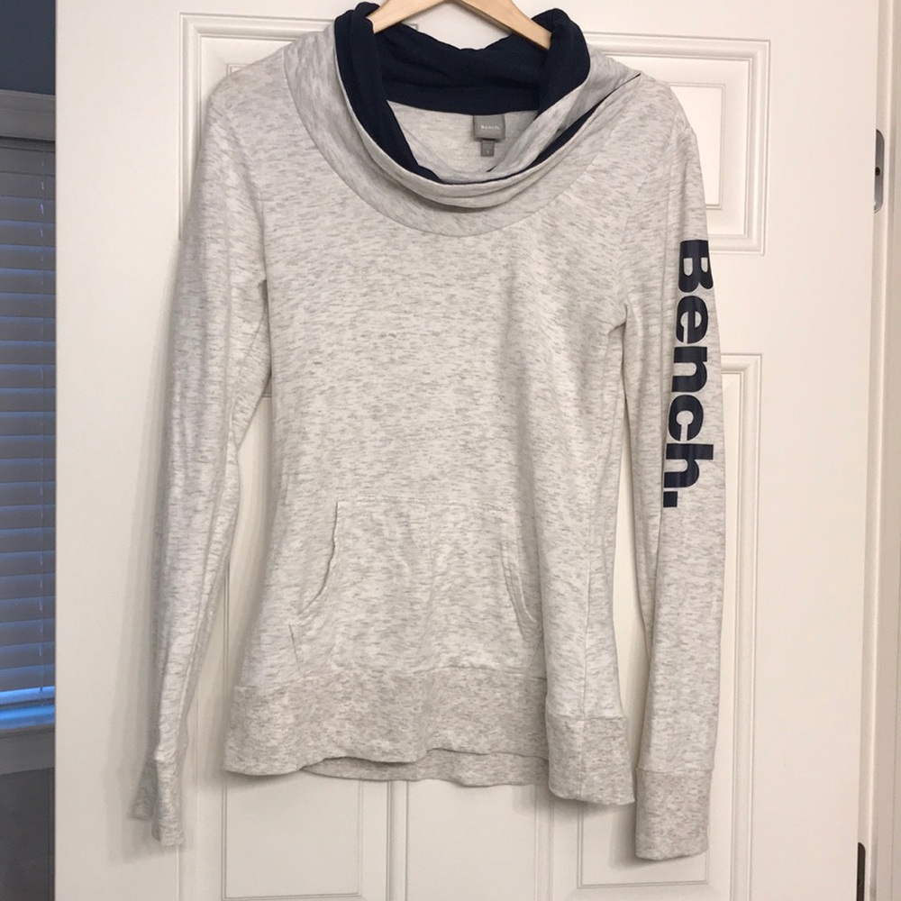 🏃‍♀️Bench cowl neck sweatshirt with thumb holes.