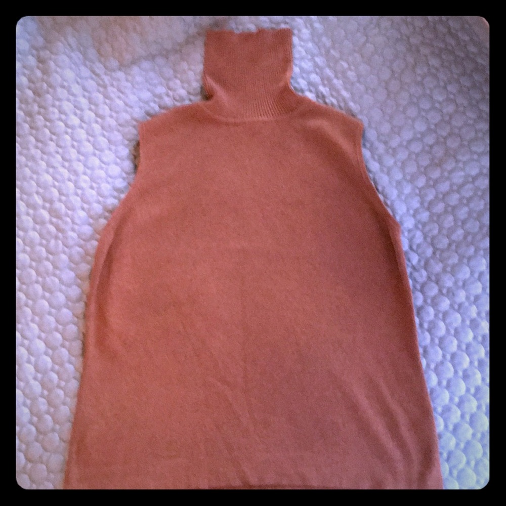 Sleeveless turtleneck