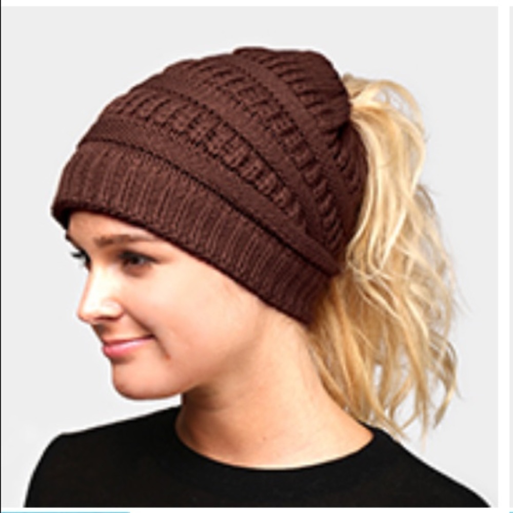 Knit cap with ponytail opening
