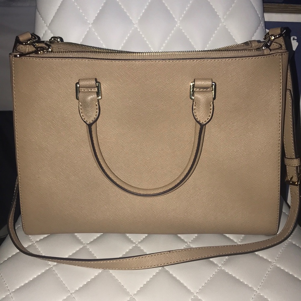 Micheal Kors Purse - Picture 2 of 4
