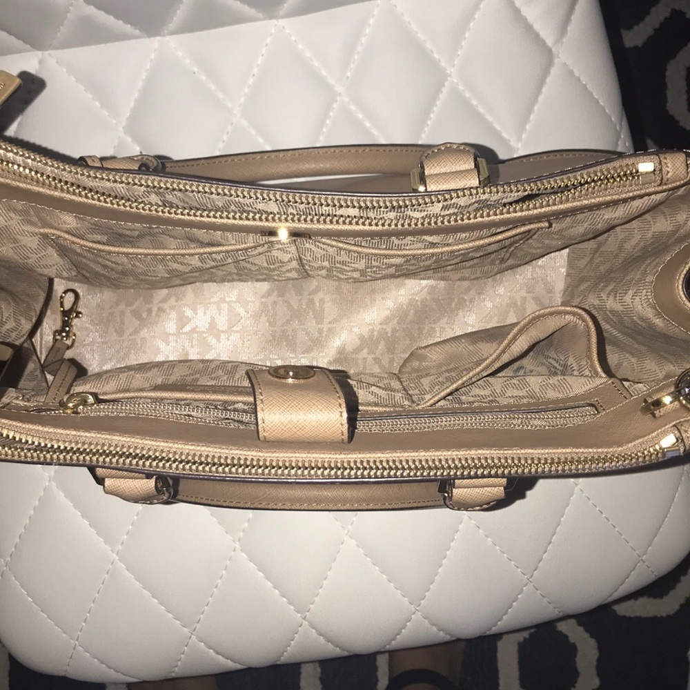 Micheal Kors Purse - Picture 3 of 4