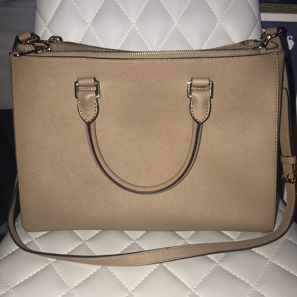 Micheal Kors Purse - Picture 2 of 4