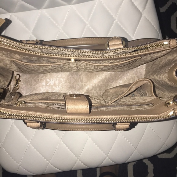 Micheal Kors Purse - Picture 3 of 4