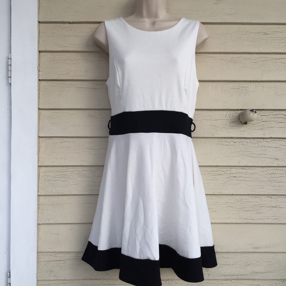 Janette Fashion white slvless dress/black trim
