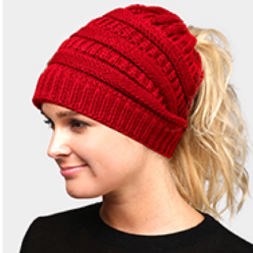 Knit hat with ponytail opening