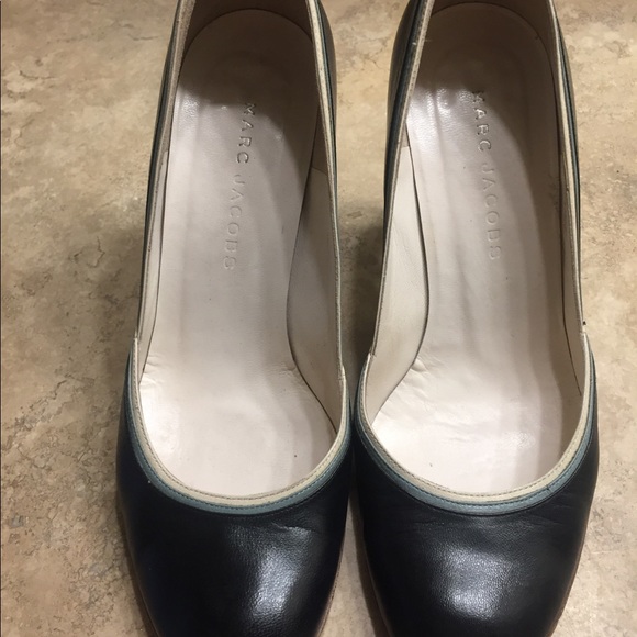 Marc Jacobs black heel with cute edging - Picture 2 of 7