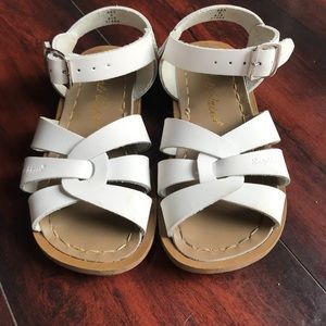 ⬇️ $15 Like new white saltwater sandals size 9