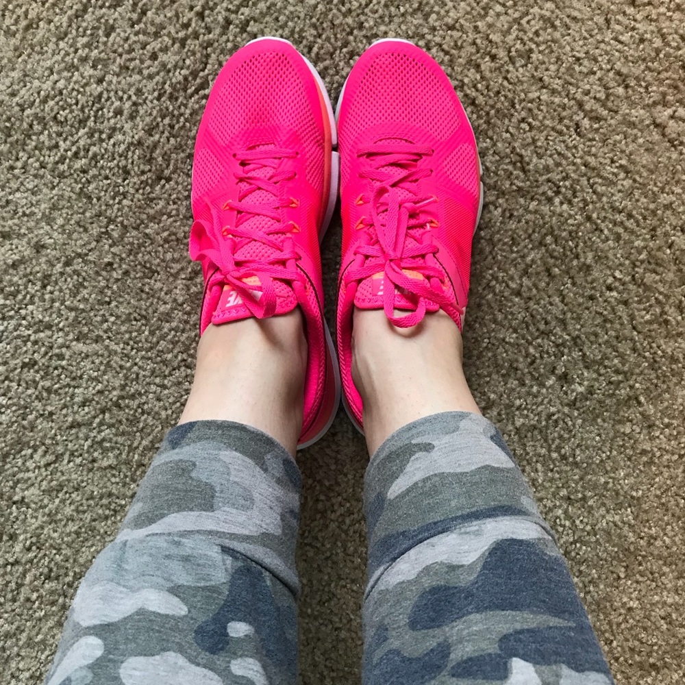 Bright pink Nike Flex Fitsole Sneakers