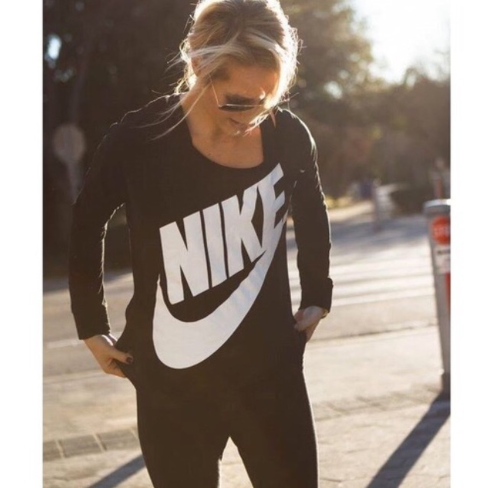 Nike Signal Logo Scoop Neck Tee - Women’s Medium