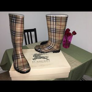 Burberry Rain Boots 😍