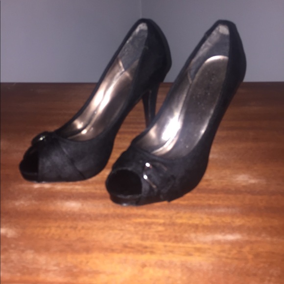 Woman’s Heels - Picture 3 of 4