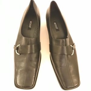 LIKE NEW BLACK ECCO HEELED LOAFERS😍😍