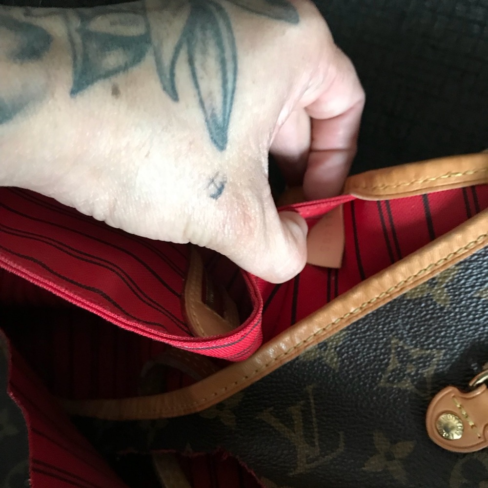 Damaged neverfull 100% authentic - Picture 2 of 3