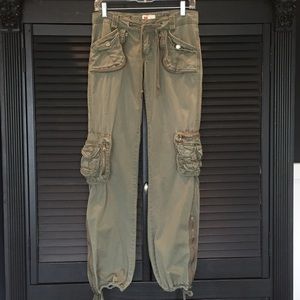 ✨Twill twenty two distressed cargo pants✨