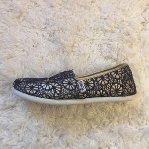 Toms Girls Youth slip on shoes. New with tags.