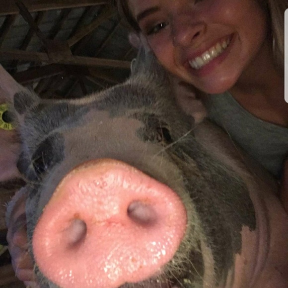 Meet your Posher, Stacy - Picture 3 of 4