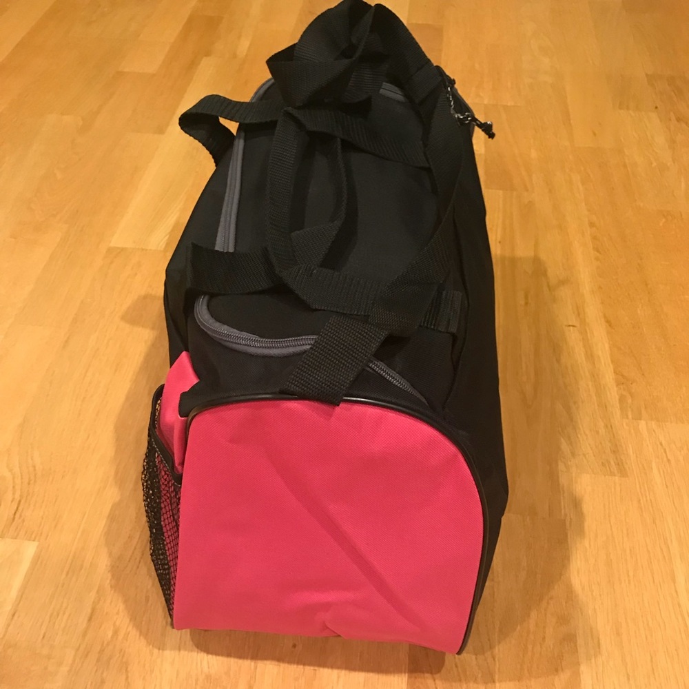 ❤️NEW Reebok Avon 39 Duffle Bag Breast Cancer Walk - Picture 2 of 8