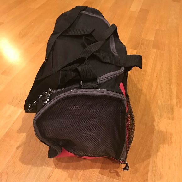 ❤️NEW Reebok Avon 39 Duffle Bag Breast Cancer Walk - Picture 4 of 8