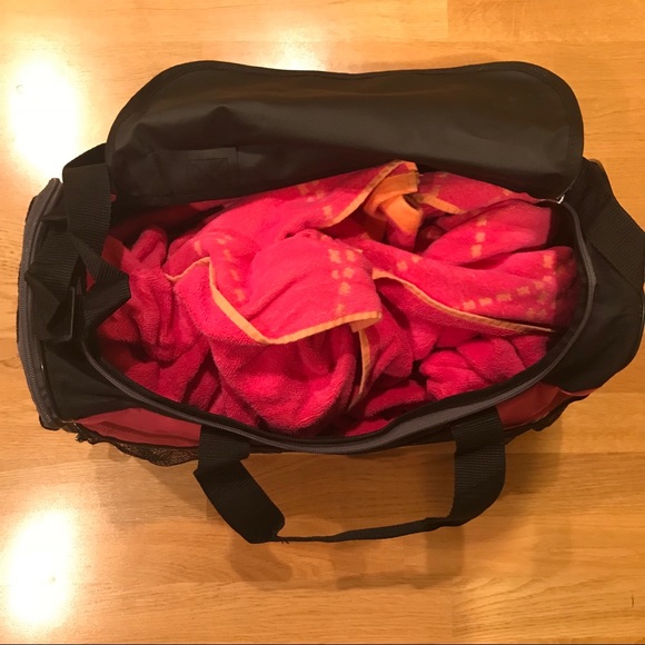 ❤️NEW Reebok Avon 39 Duffle Bag Breast Cancer Walk - Picture 5 of 8
