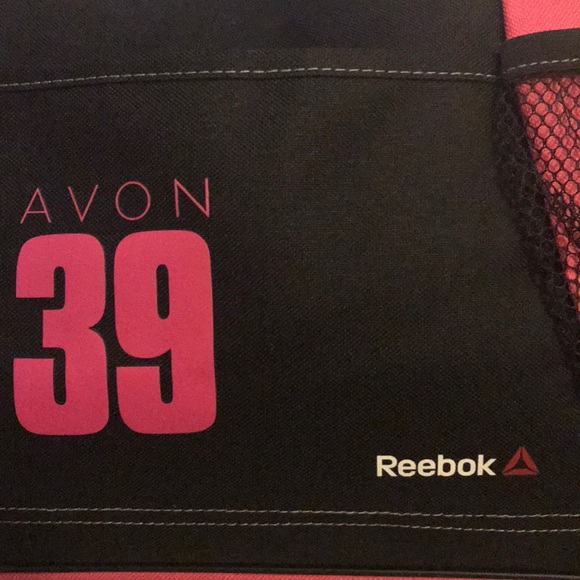 ❤️NEW Reebok Avon 39 Duffle Bag Breast Cancer Walk - Picture 8 of 8