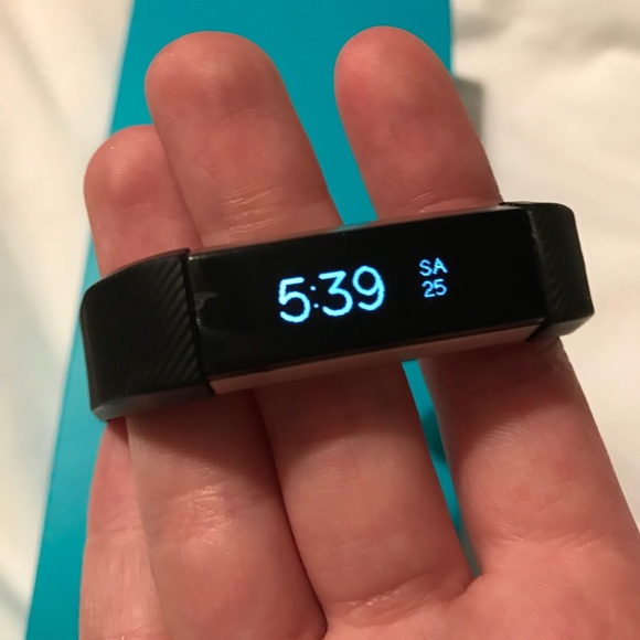 Fitbit Alta with Stainless Steel band - Picture 3 of 8