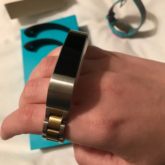 Fitbit Alta with Stainless Steel band - Picture 4 of 8