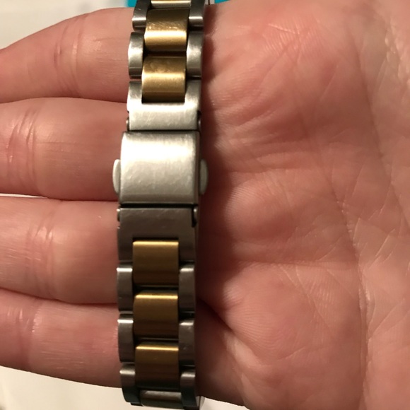Fitbit Alta with Stainless Steel band - Picture 5 of 8