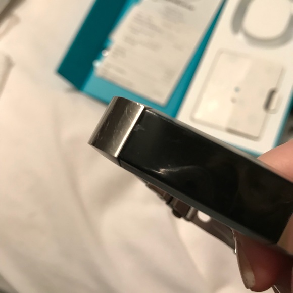Fitbit Alta with Stainless Steel band - Picture 7 of 8