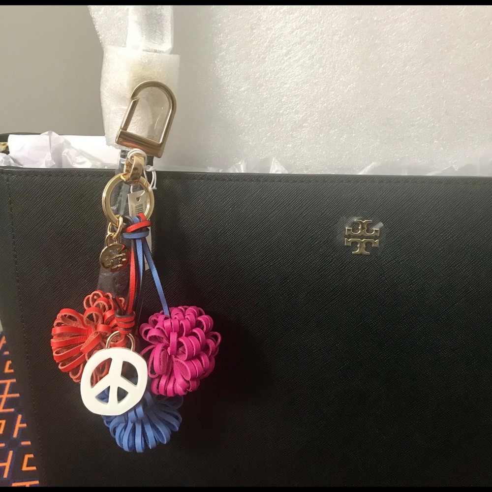 💕💕🎉2xHP🎉Tory Burch Peace Pom Pom Key Fob