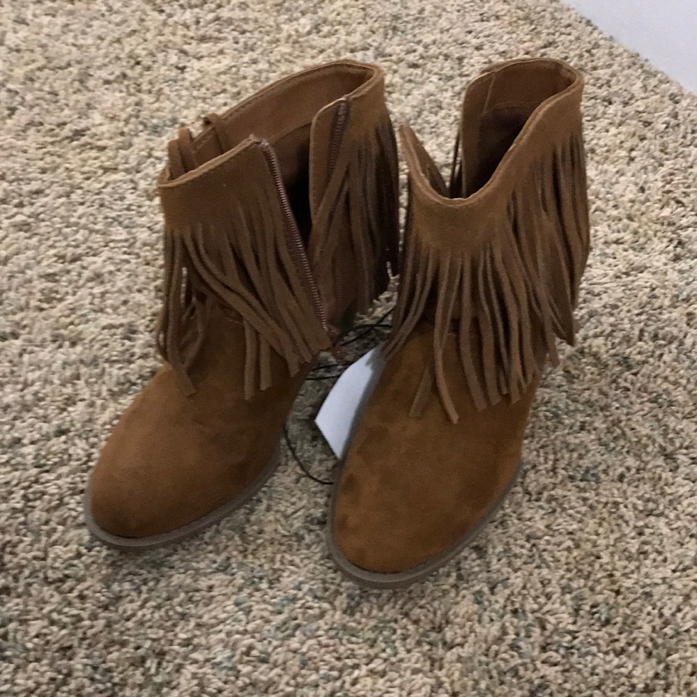 Super cute fringed booties