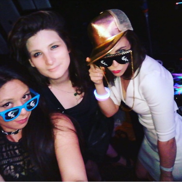 Meet Your Posher, MK - Picture 2 of 5