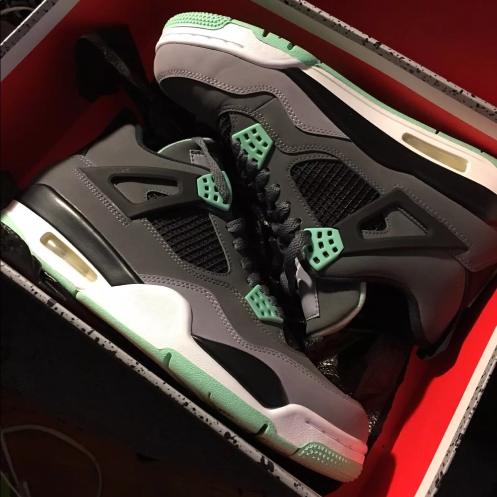 Jordan 4’s green glow cement gray