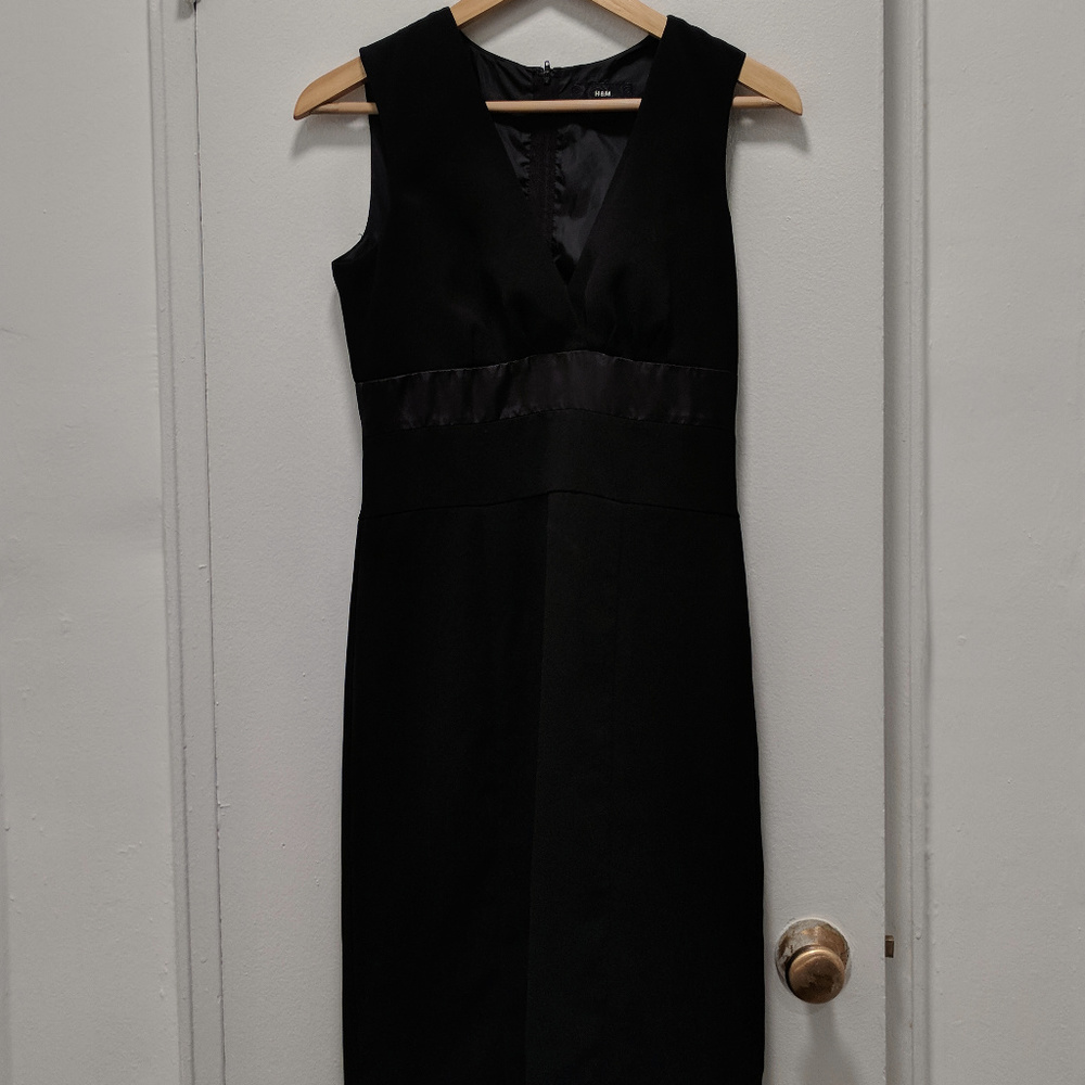 Black sleeveless sheath dress