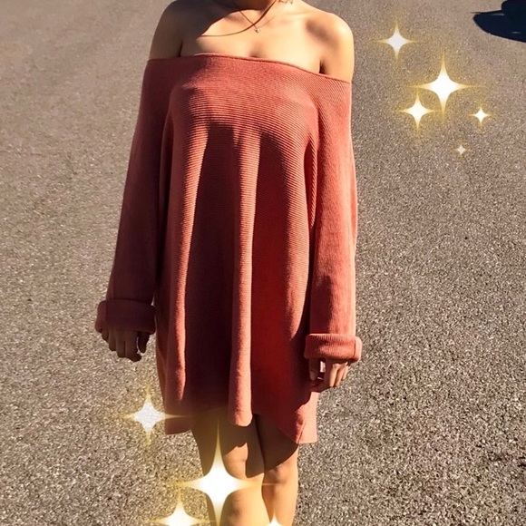 H&M Tops - H&M SWEATSHIRT