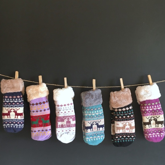 NWT Reindeer Mittens Lined in Cozy Fleece - Picture 3 of 4