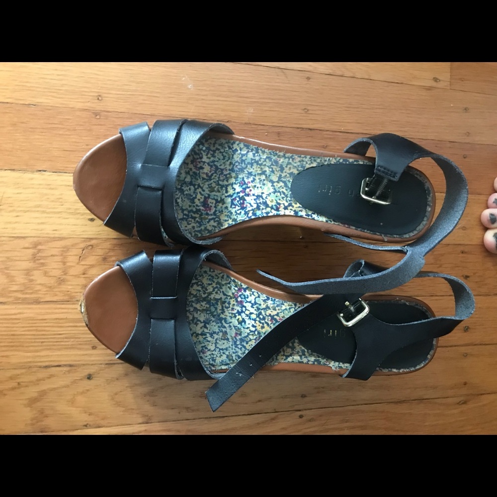 Open toed / ankle strap clog