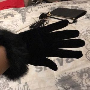 Velvet gloves with real fur trim