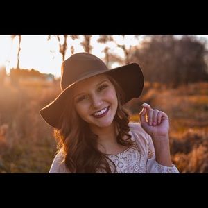 Meet your Posher, Abbey