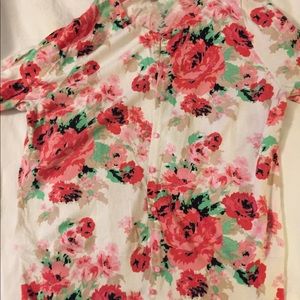 Gorgeous flowery cardigan with 3/4 sleeves.