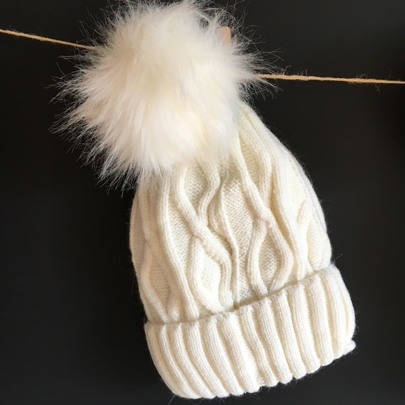NWT Fleece Lined Faux Fur Pom Pom Cable Knit Beanie - Picture 4 of 5