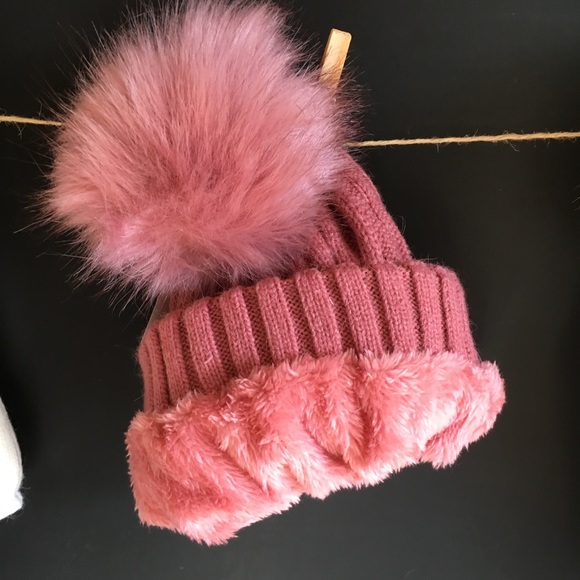 NWT Fleece Lined Faux Fur Pom Pom Cable Knit Beanie - Picture 3 of 5