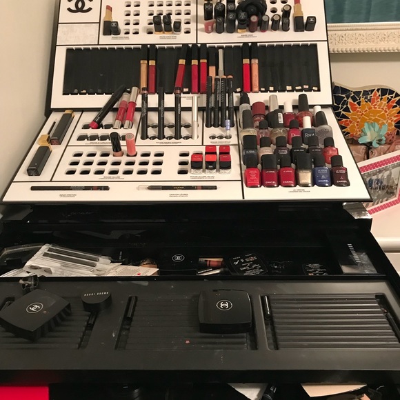 Chanel make up display - Picture 2 of 2