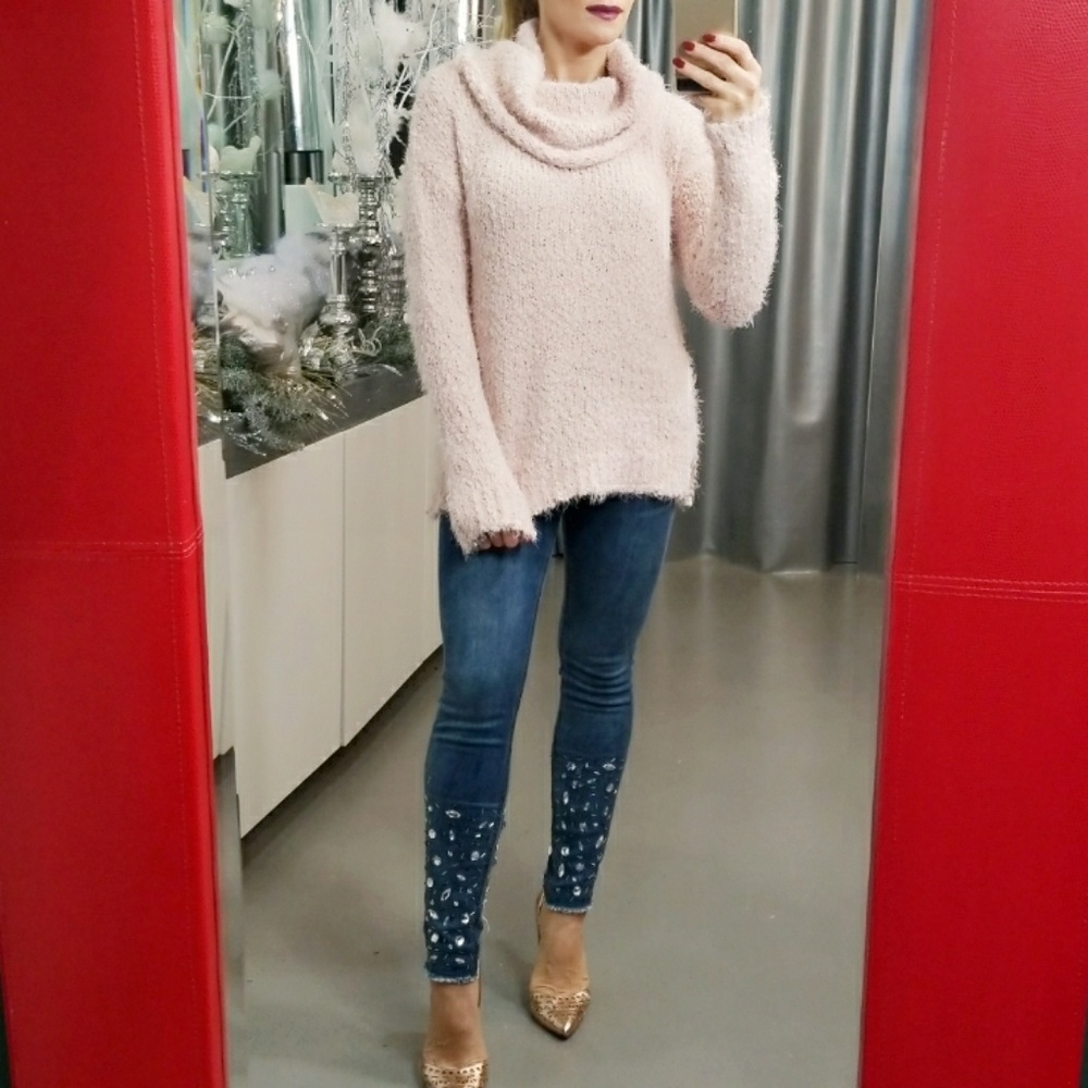 💋1 HR SALE/ LAST DAY💋BLUSH PINK FUZZY SWEATER - Picture 2 of 4