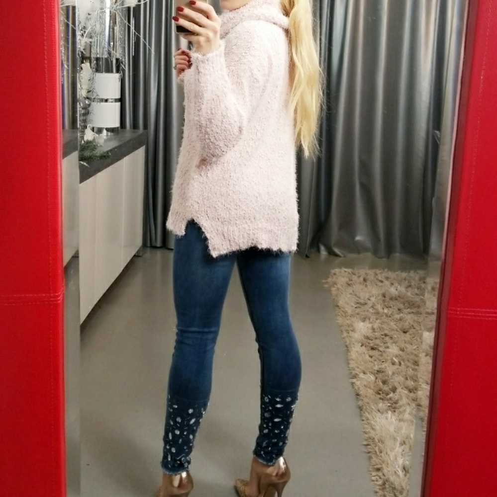 💋1 HR SALE/ LAST DAY💋BLUSH PINK FUZZY SWEATER - Picture 4 of 4