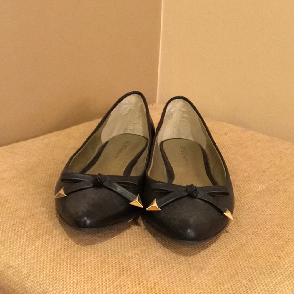 4 for $20 item.Bcbg flat shoes
