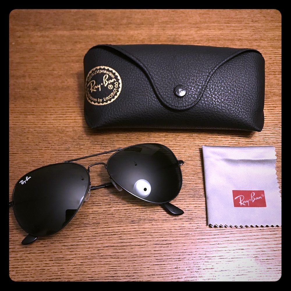 All black never worn ray bans, black.