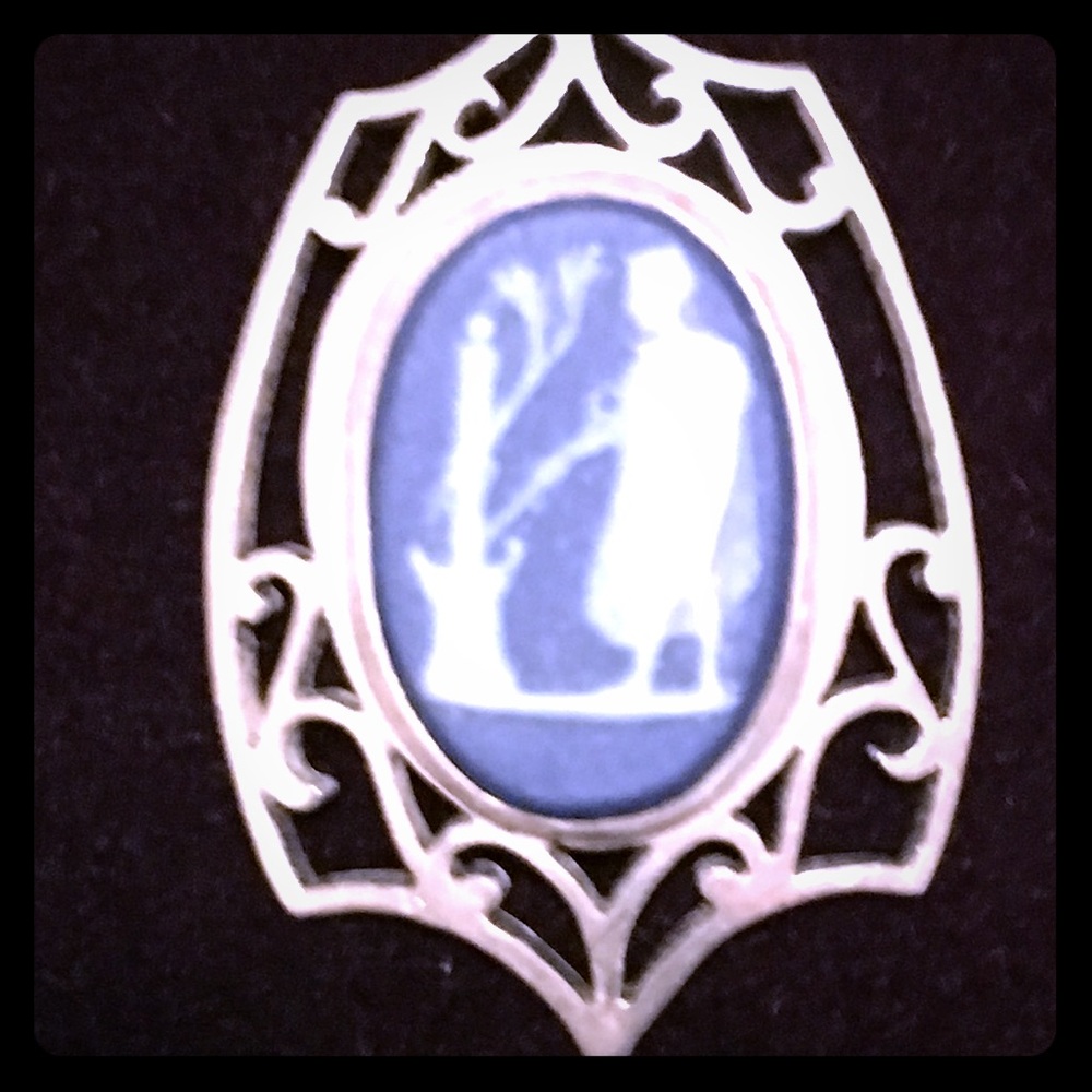 VINTAGE GENUINE WEDGWOOD CAMEO PENDANT